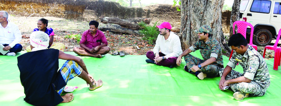संवेदनशील ग्राम कुएमारी में कलेक्टर-एसपी ने ग्रामीणों संग बैठ कर लगाई चौपाल संवेदनशील ग्राम कुएमारी में कलेक्टर-एसपी ने ग्रामीणों संग बैठ कर लगाई चौपाल