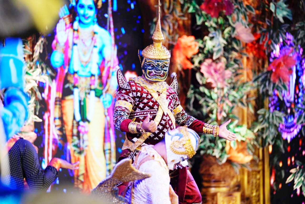 अंतरराष्ट्रीय रामायण मंडली कम्बोडिया की 12 सदस्यीय टीम की संगीतमय प्रस्तुति अंतरराष्ट्रीय रामायण मंडली कम्बोडिया की 12 सदस्यीय टीम की संगीतमय प्रस्तुति
