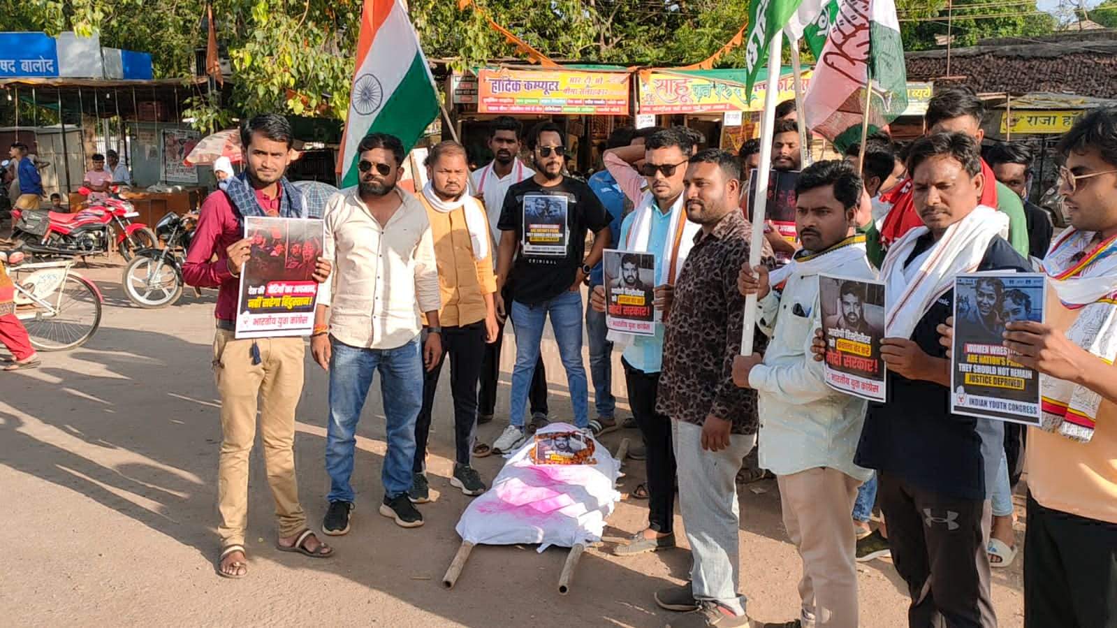 गटर में बृजभूषण, युवा कांग्रेस ने प्रतीकात्मक शव यात्रा निकालकर शव गटर में फेंका