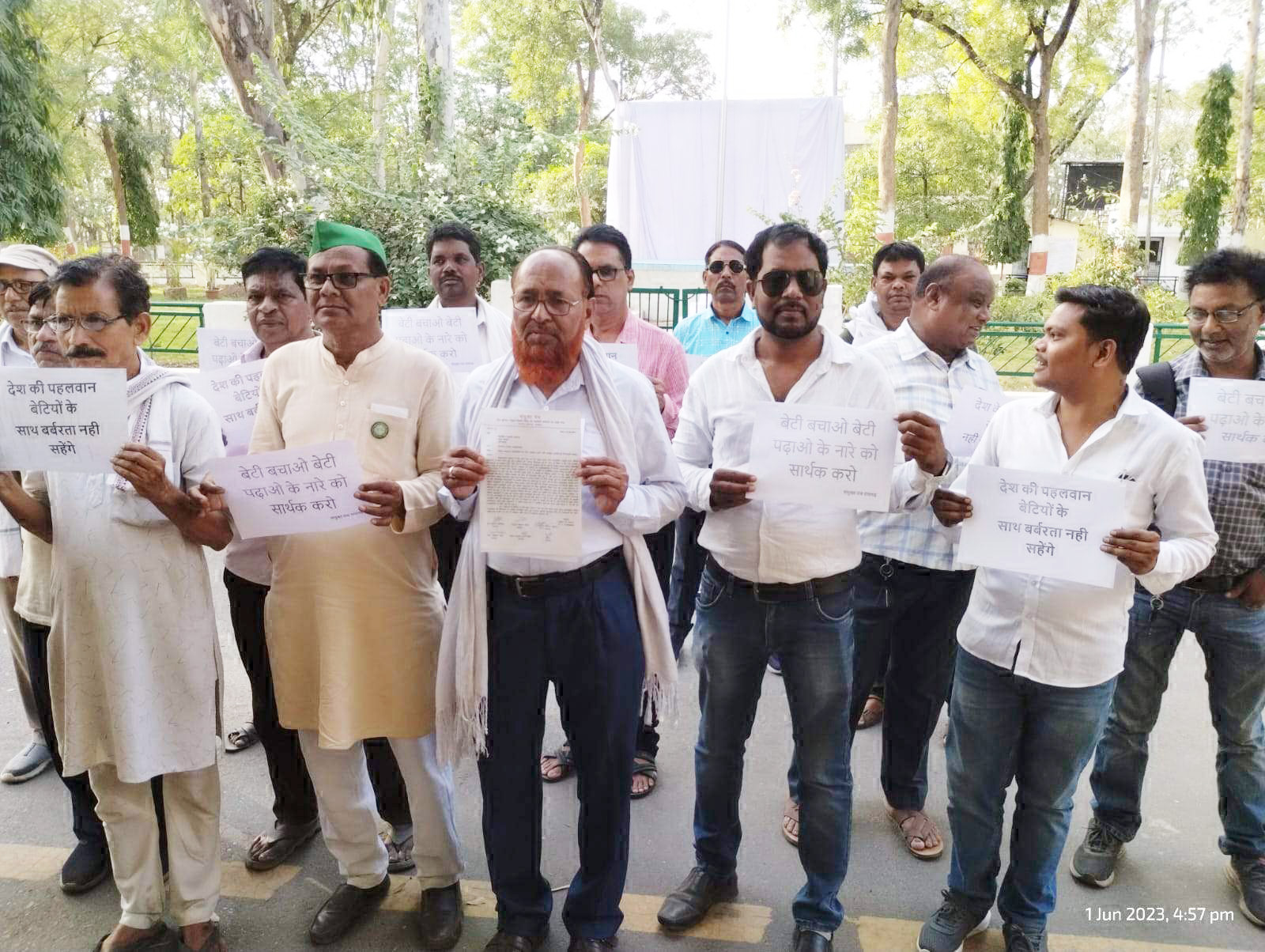 महिला पहलवानों के यौन शोषण के आरोपी की गिरफ्तारी की मांग को लेकर सौंपा ज्ञापन महिला पहलवानों के यौन शोषण के आरोपी की गिरफ्तारी की मांग को लेकर सौंपा ज्ञापन