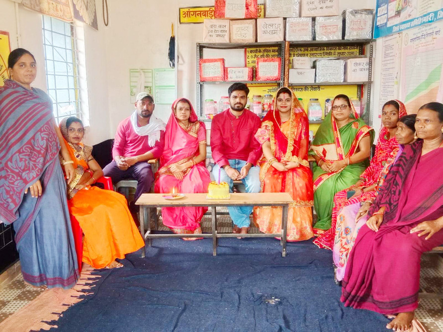 आंगनबाड़ी में गोद भराई कार्यक्रम