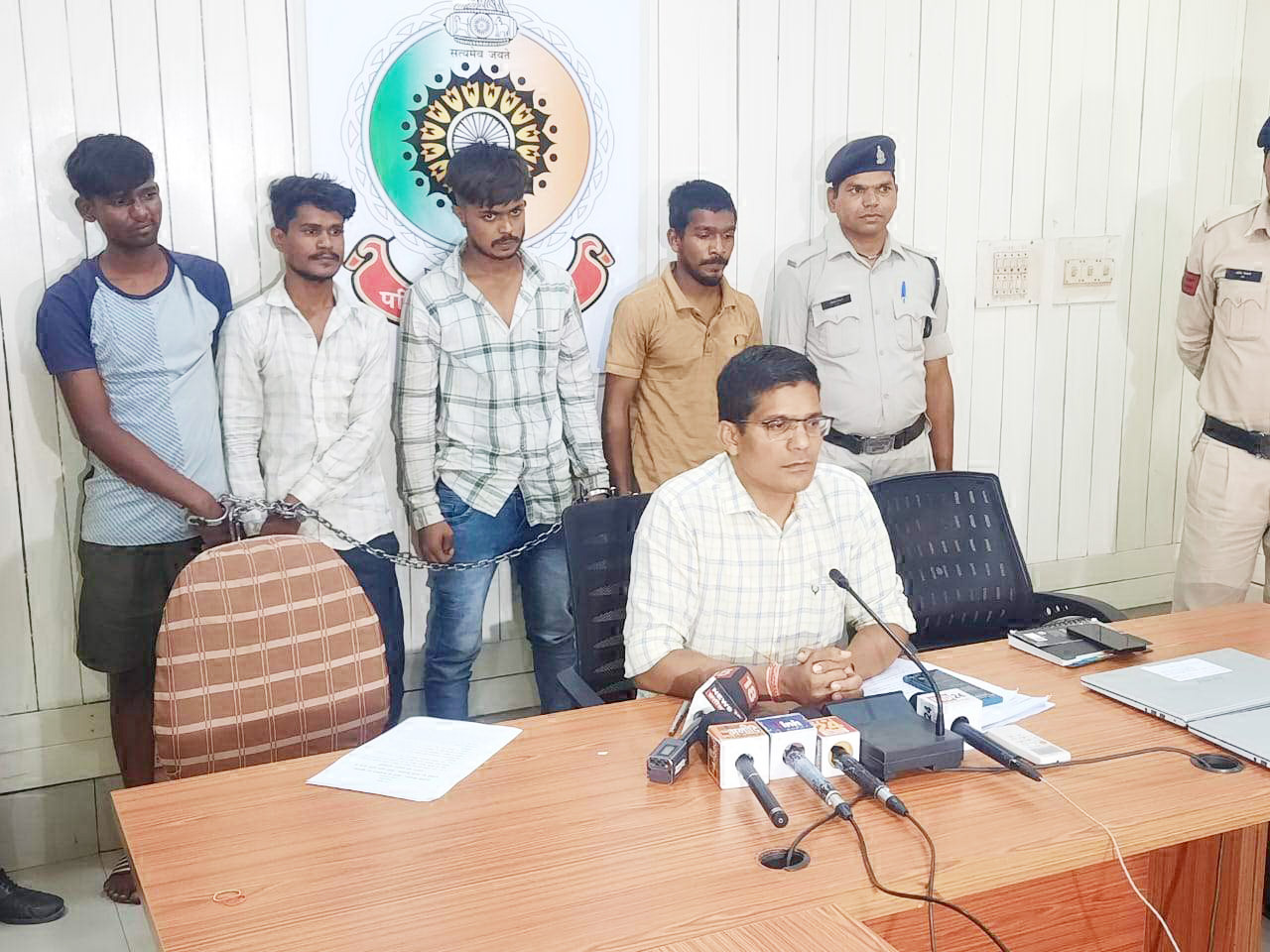 कंपनी के कर्मी ने 8 साथियों के साथ मिलकर तीन लैपटॉप समेत 14 लाख किए पार  