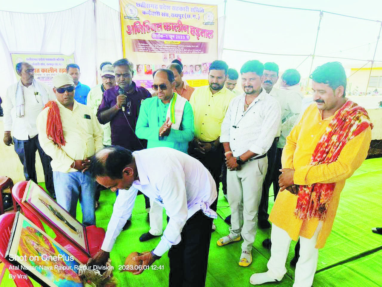सहकारी समिति के कर्मचारी बेमुद्दत हड़ताल पर