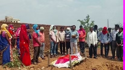 धर्मांतरित परिवार को नहीं करने दिया अंतिम संस्कार