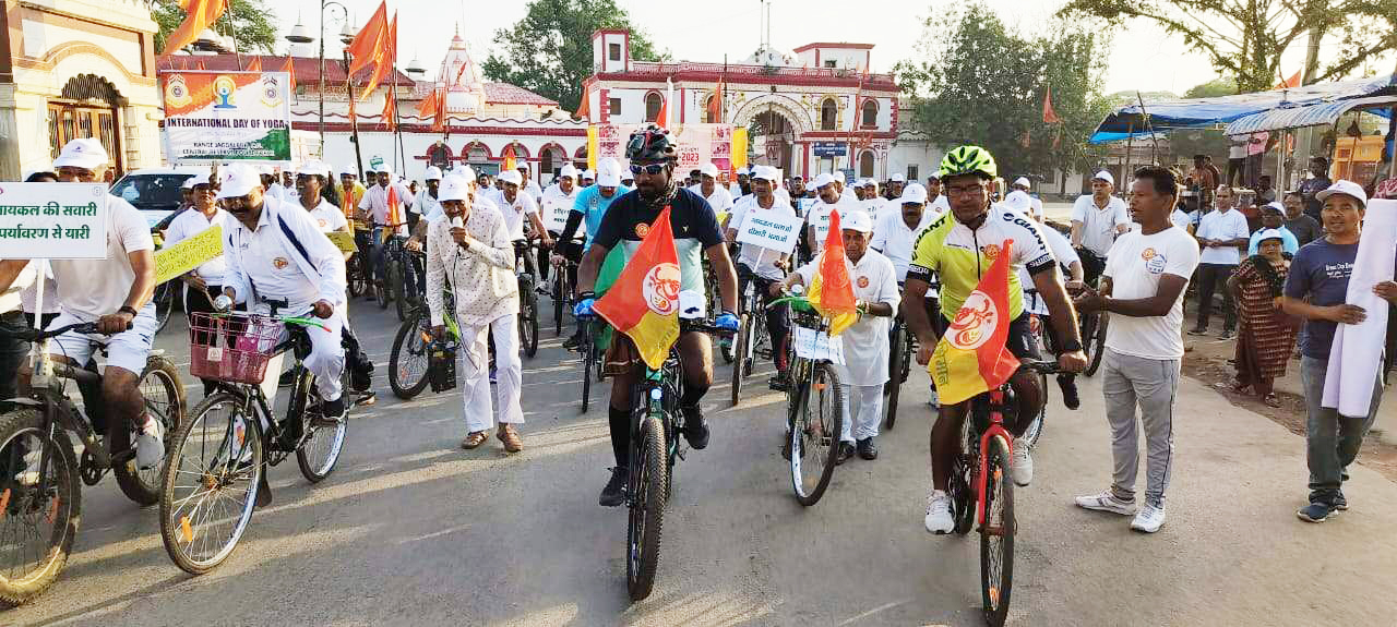 विश्व साइकिल दिवस पर 80 वर्षीय  वृद्ध ने भी चलाई साइकिल