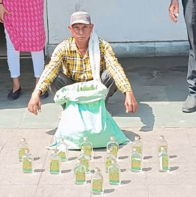 महाराष्ट्र की 105 पौवा शराब जब्त, एक गिरफ्तार