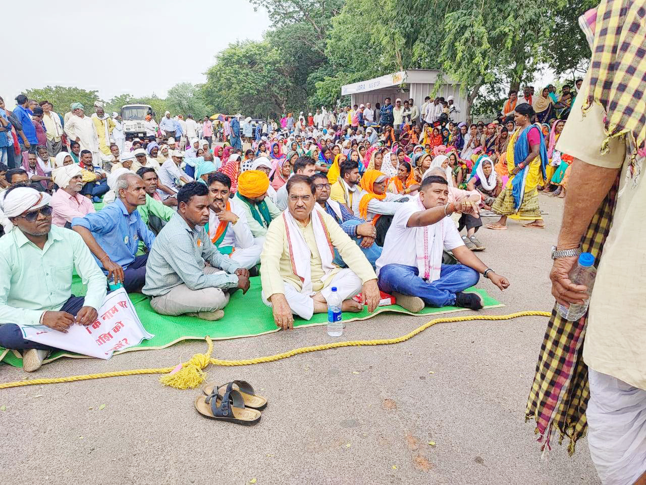 कांग्रेस नवा रायपुर के 27 गांव के किसानों से किये वादे से मुकर रही कांग्रेस नवा रायपुर के 27 गांव के किसानों से किये वादे से मुकर रही