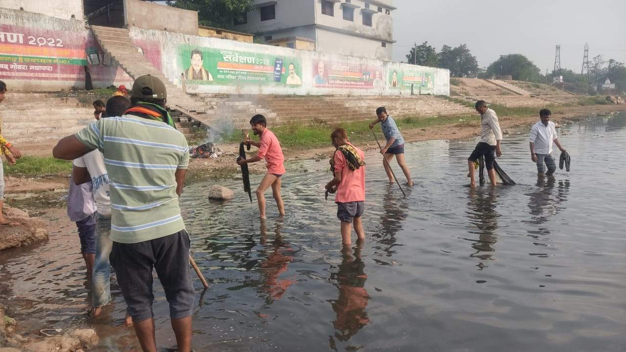 महानदी के प्रहरियों ने की नदी तट की साफ-सफाई महानदी के प्रहरियों ने की नदी तट की साफ-सफाई