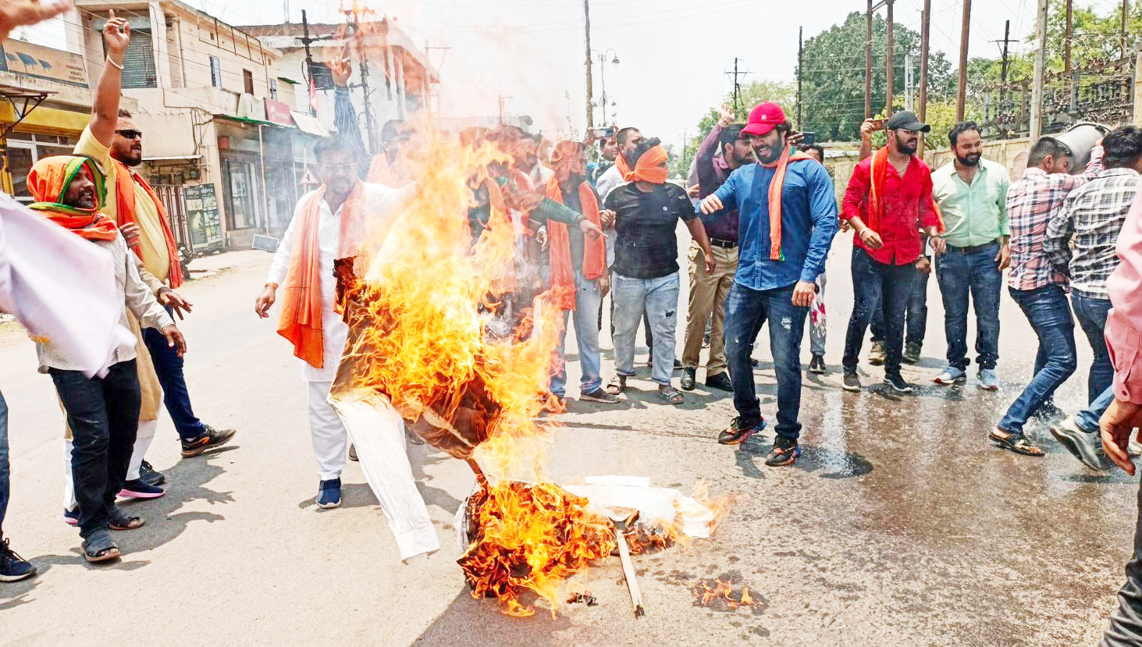 भाजयुमो ने फूंका सीएम व मुख्य अभियंता का पुतला भाजयुमो ने फूंका सीएम व मुख्य अभियंता का पुतला