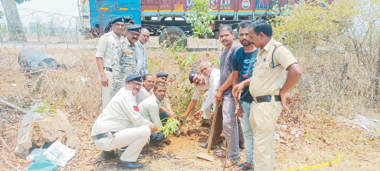 थाना परिसर में पौधारोपण