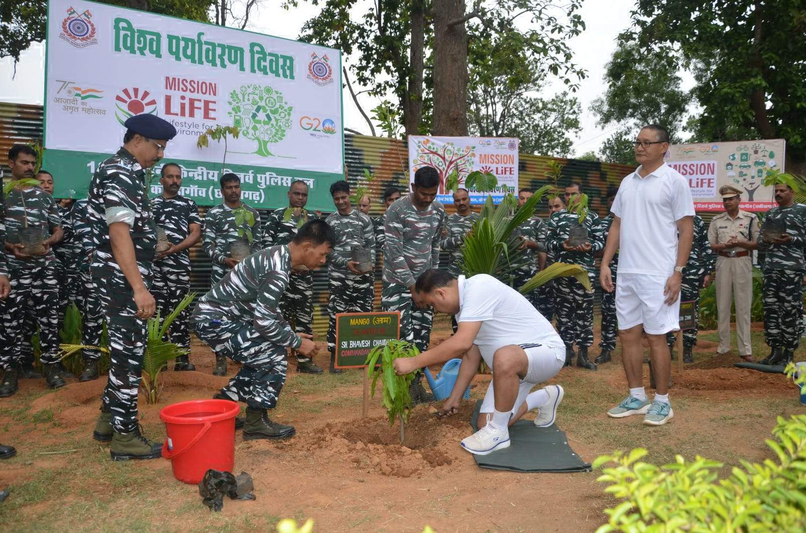 सीआरपीएफ जवानों ने रोपे पौधे, पर्यावरण सुरक्षित रखने शपथ सीआरपीएफ जवानों ने रोपे पौधे, पर्यावरण सुरक्षित रखने शपथ
