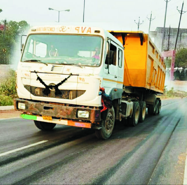 सौ करोड़ की सडक़ दो महीने में ही खराब