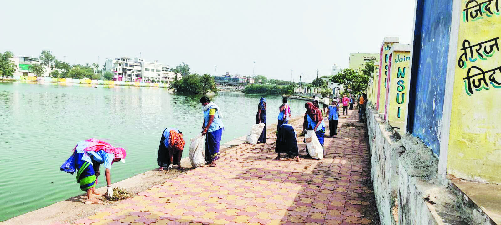 शीतला मंदिर परिसर व बूढ़ासागर के किनारे चला स्वच्छता अभियान शीतला मंदिर परिसर व बूढ़ासागर के किनारे चला स्वच्छता अभियान