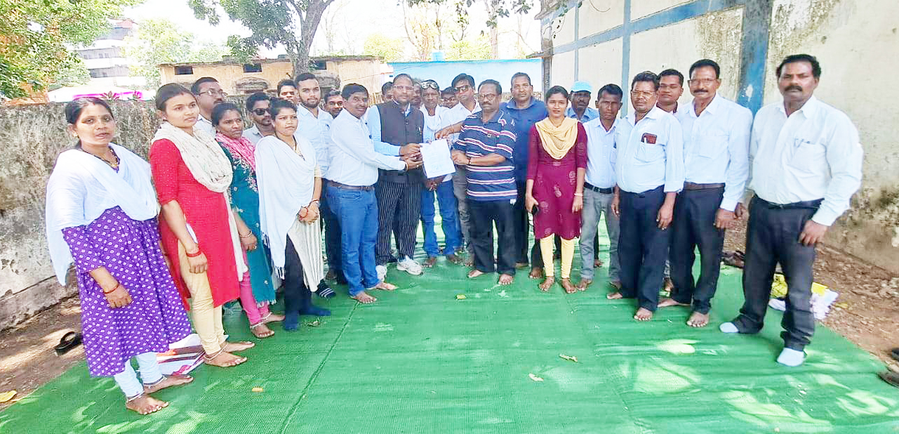 हड़ताल का 23वां दिन, अब अधिवक्ता संघ भी उतरा पटवारियों के समर्थन में हड़ताल का 23वां दिन, अब अधिवक्ता संघ भी उतरा पटवारियों के समर्थन में