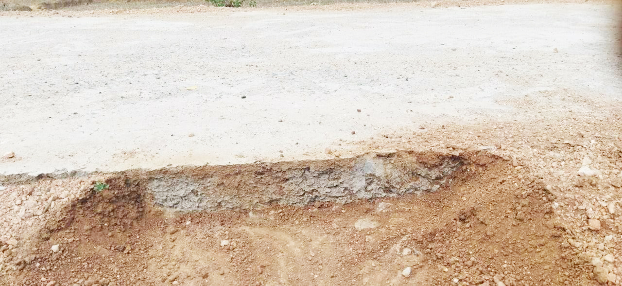 घटिया सीसी रोड का निर्माण व  खाद्यान्न नहीं मिलने की शिकायत