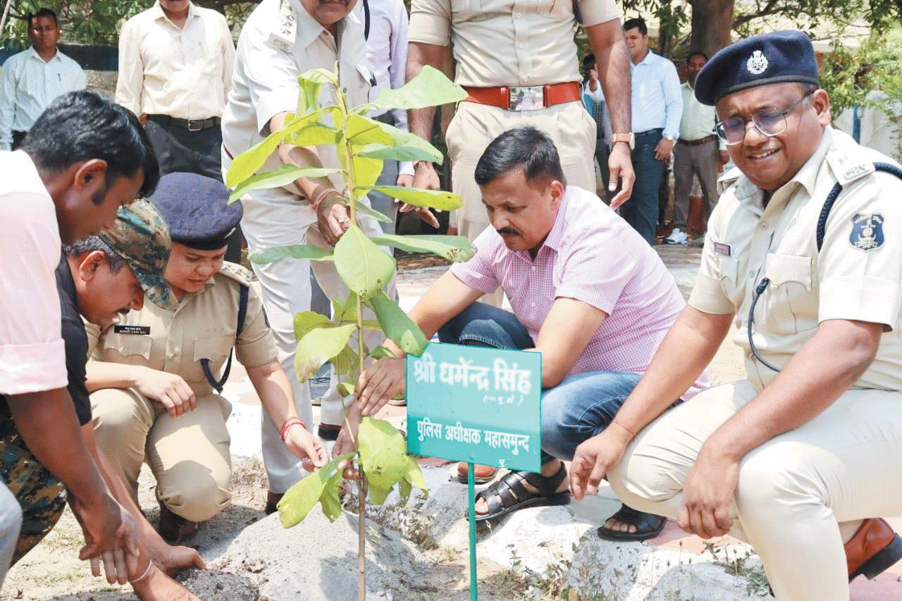 एसपी कार्यालय में पौधरोपण एसपी कार्यालय में पौधरोपण