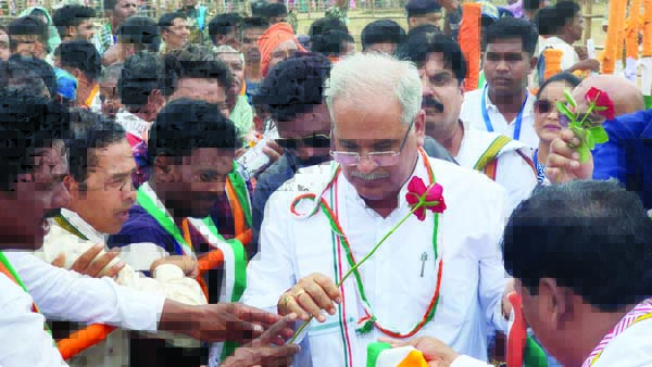 सीएम के समक्ष हजार से अधिक लोगों ने कांग्रेस में किया प्रवेश सीएम के समक्ष हजार से अधिक लोगों ने कांग्रेस में किया प्रवेश