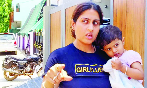20 माह के मासूम संग पत्नी को घर से किया बेदखल 20 माह के मासूम संग पत्नी को घर से किया बेदखल