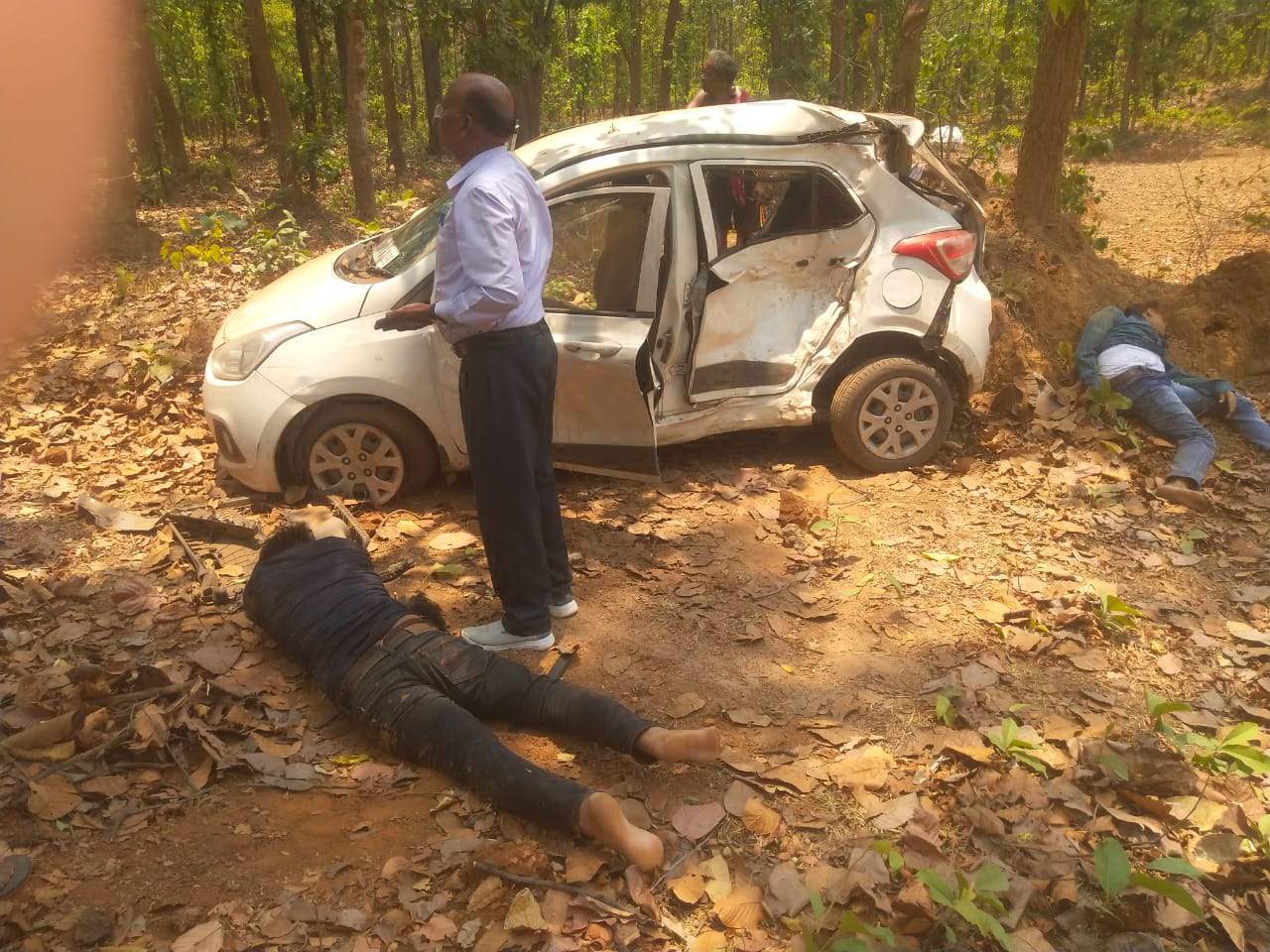 बेकाबू कार पेड़ से जा टकराई, एक की मौत, 3 गंभीर