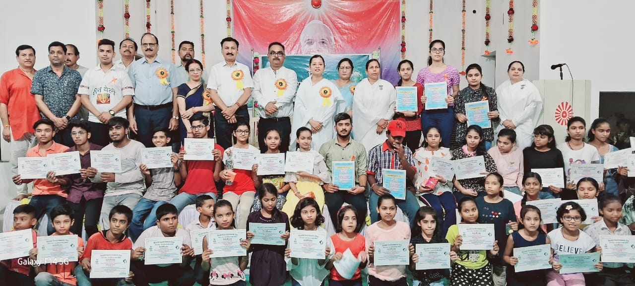 आओ करें प्रकृति का सम्मान बहुरंगी कार्यक्रम में मेधावी विद्यार्थियों का सम्मान