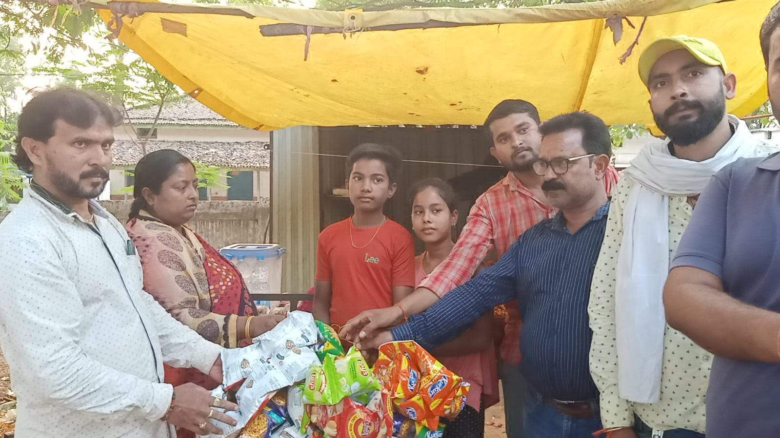 गुमटी में सामान बेचकर 3 बच्चों का कर रही पालन-पोषण