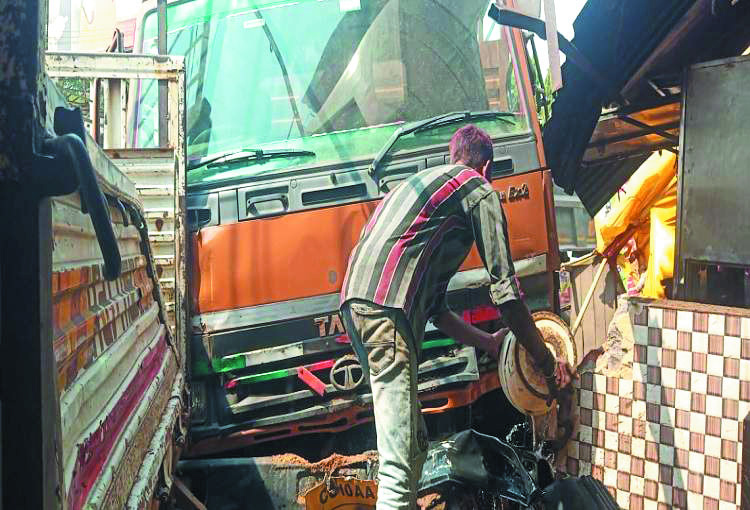 बेकाबू हाईवा ने कार समेत 4 छोटे मालवाहक वाहनों को रौंदा,  एक की मौत, 6 घायल