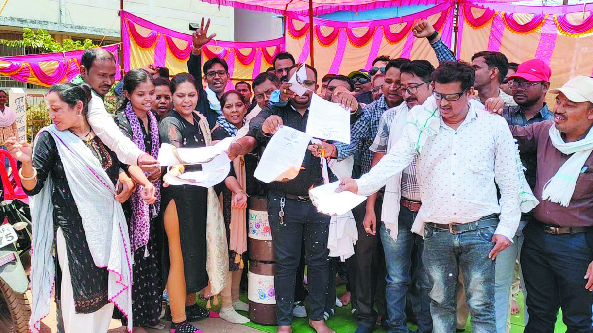 एस्मा लागू होने के बाद आंदोलन हुआ तेज, पटवारियों ने जलाई प्रतियां