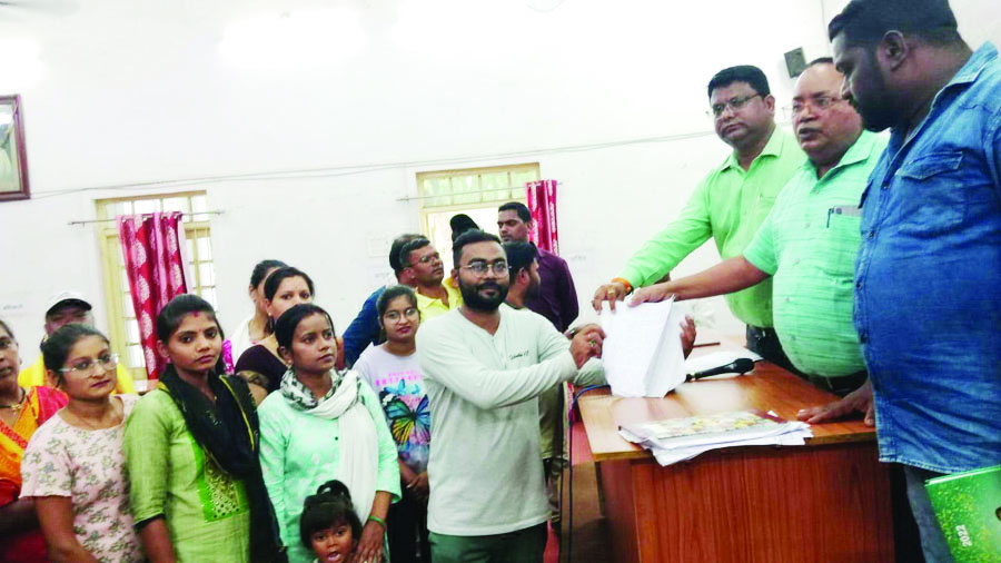 जन चौपाल में अफसरों ने सुनी समस्याएं 4 आवेदनों का हुआ त्वरित निराकरण जन चौपाल में अफसरों ने सुनी समस्याएं 4 आवेदनों का हुआ त्वरित निराकरण