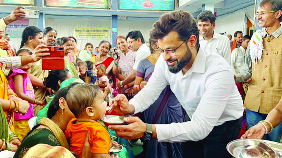 प्रशासन तुंहर द्वार के तहत अफसर पहुंचे कुम्हारी