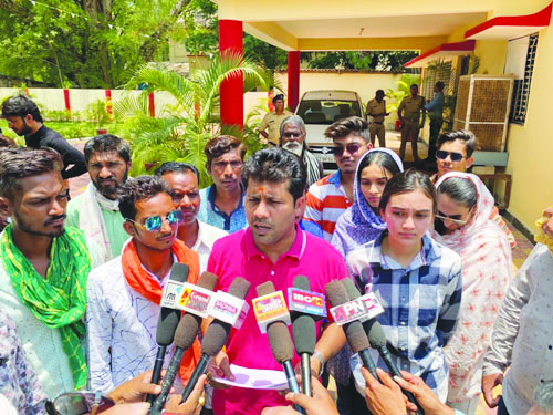 जकांछ ने पुंगी बजाकर किया प्रदर्शन जकांछ ने पुंगी बजाकर किया प्रदर्शन