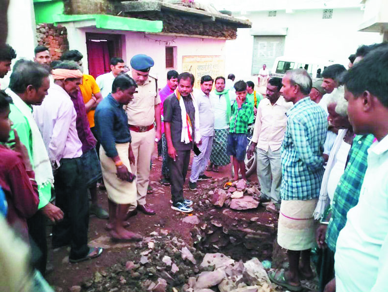 जनचौपाल में जमीन विवाद को सुलझाया जनचौपाल में जमीन विवाद को सुलझाया