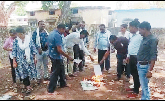 हड़ताल के 25वें दिन पटवारियों ने जलाई एस्मा आदेश की प्रतियां हड़ताल के 25वें दिन पटवारियों ने जलाई एस्मा आदेश की प्रतियां