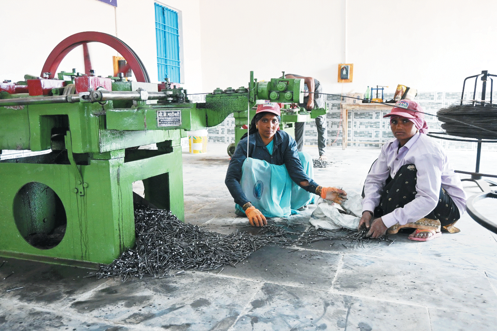 गौठान में महिलाएं बना रही हैं खीला एवं चैन लिंक्ड फेंसिंग जाली तार, 25 लाख का मिला एडवांस ऑर्डर