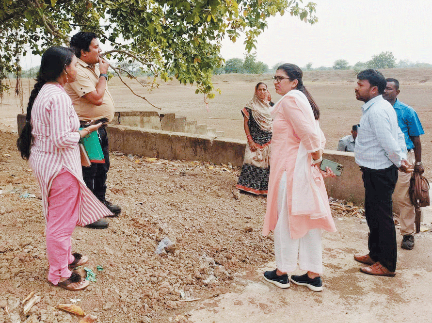 धीमी प्रगति पर सचिव एवं तकनीकी सहायकों को फटकार