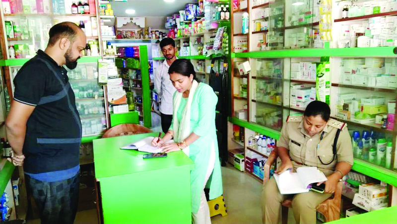 8 मेडिकल स्टोर में औचक निरीक्षण 8 मेडिकल स्टोर में औचक निरीक्षण