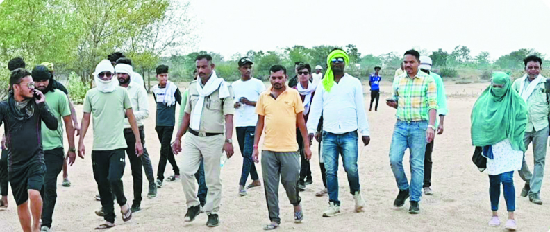 पुतला दहन की चेतावनी के बाद प्रशासन ने बंद कराया अवैध रेत खदान