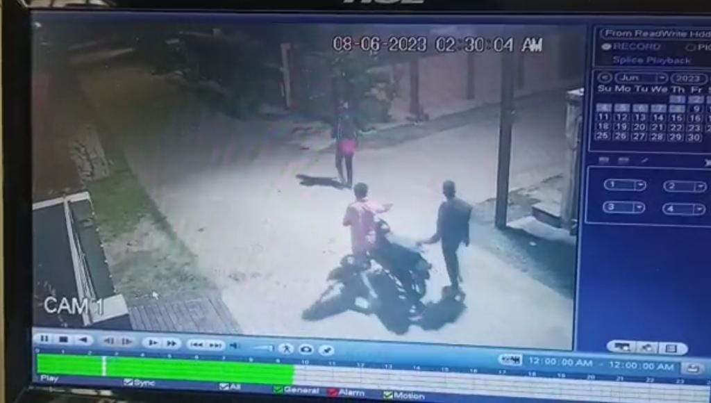 घर के सामने से बाइक चोरी,  सीसीटीवी में चोर कैद