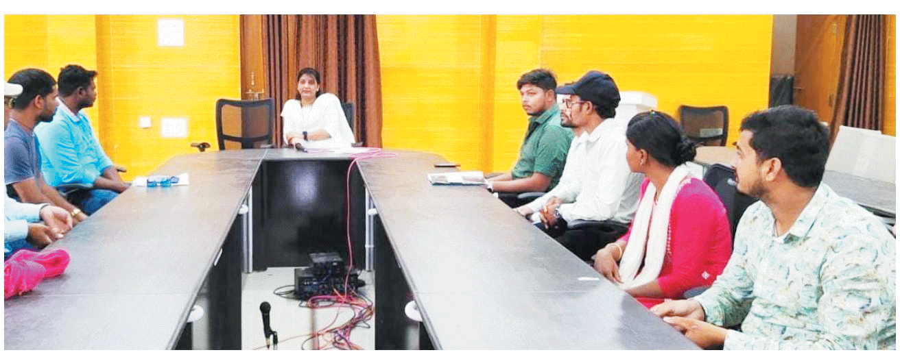 जिला न्यायालय में पैरालीगल वालिंटियर्स को प्रशिक्षण