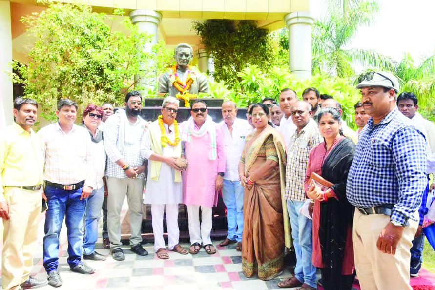 ऑडिटोरियम में खुमानलाल की पुण्यतिथि पर प्रतिमा का अनावरण  विधायक ने की भवन बनाने 10 लाख की घोषणा