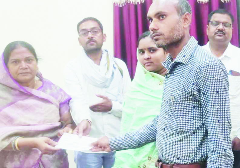 मनरेगा मजदूर की मौत, जनपद अध्यक्ष ने सौंपा चेक