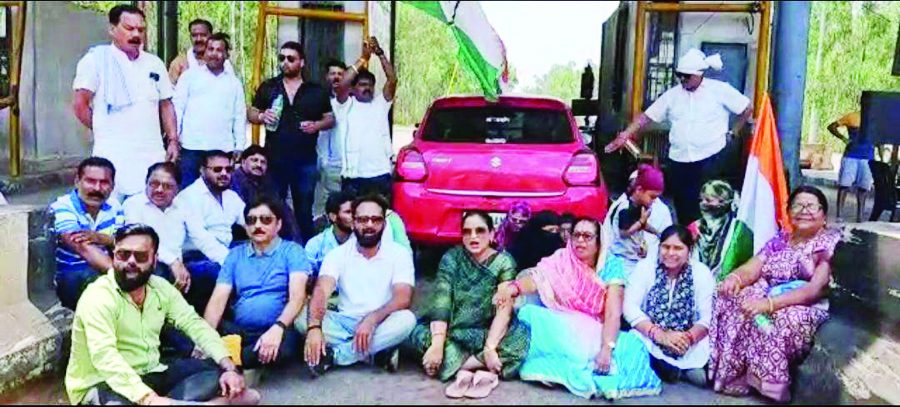 नगर की सडक़ें अंधेरे में, कांग्रेसियों का धरना-प्रदर्शन