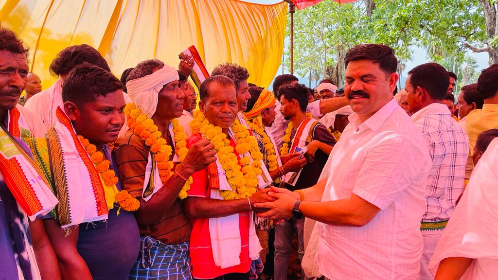 भाजपा के 100 कार्यकर्ताओं ने थामा कांग्रेस का हाथ भाजपा के 100 कार्यकर्ताओं ने थामा कांग्रेस का हाथ