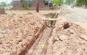 संकेतक नहीं, सडक़ के किनारे नाली खोदकर छोड़ दिया, हो रहे हादसे