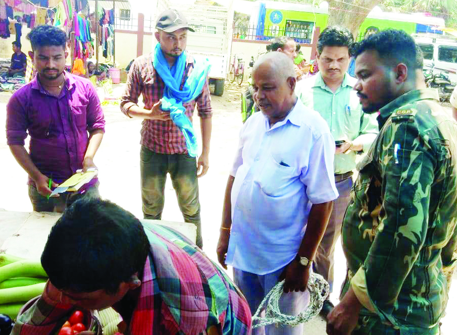 साप्ताहिक बाजार में 2 किलो प्लास्टिक कैरी बैग जब्त 