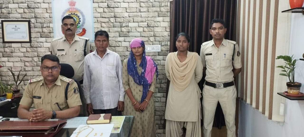 सराफा दुकान में चोरी, बाप-बेटी गिरफ्तार सराफा दुकान में चोरी, बाप-बेटी गिरफ्तार