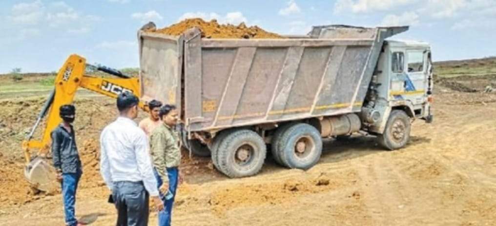 मुरुम का अवैध खनन, एक जेसीबी व दो हाइवा जब्त