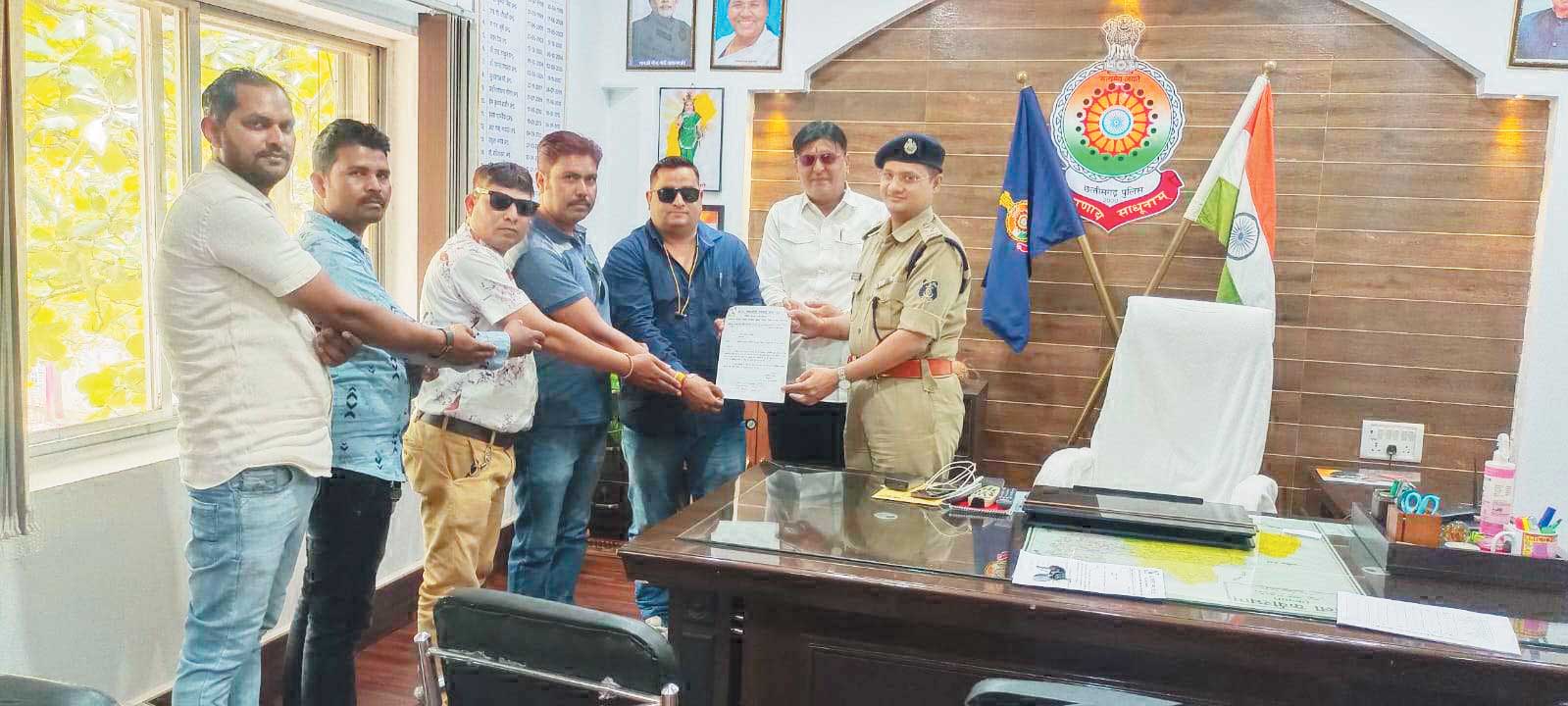 बिना हेलमेट रिपोर्टिंग जिले में कर पाएंगे पत्रकार बिना हेलमेट रिपोर्टिंग जिले में कर पाएंगे पत्रकार