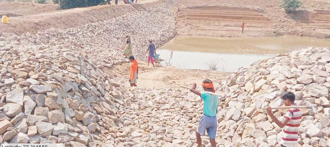 कोरोमुड़ा नाले में 14 लाख से बरसात के पानी को संचय करने बना रहे तालाब