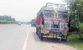 सडक़ के दोनों ओर खड़ी ट्रकों से बढ़ रही दुर्घटनाएं