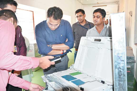 कलेक्टर ने ईवीएम तथा वीवीपीएटी मशीनों की प्रथम स्तरीय जांच का किया निरीक्षण